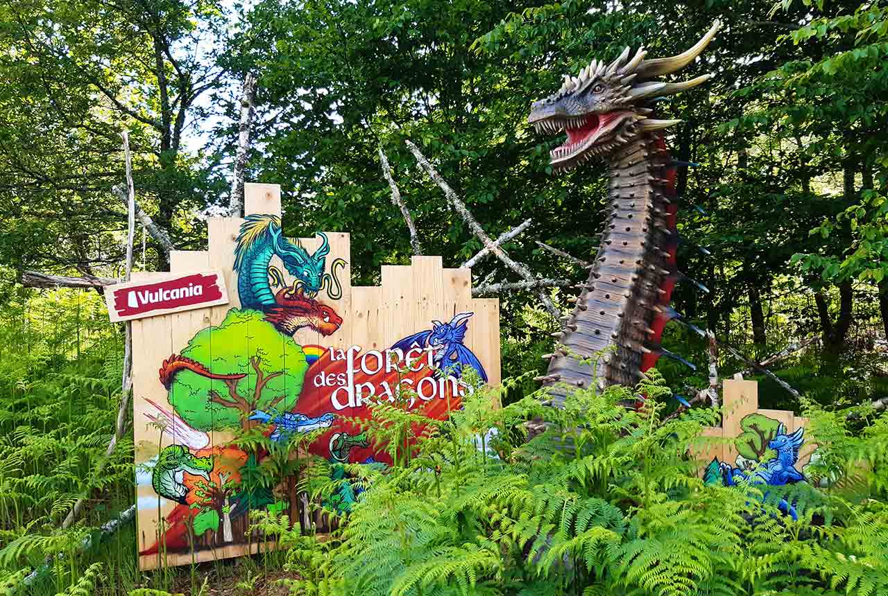 La Forêt des dragons : exposition d'animatronics sur le thème des légendes et des phénomènes naturels au parc Vulcania