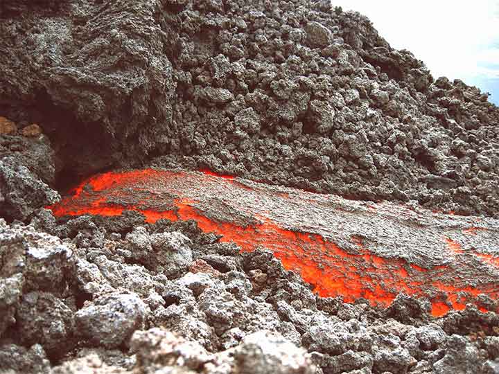 Comprendre les risques liés aux volcans et aux séismes