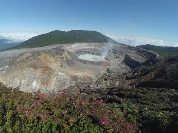 Eruption phréatique et phréatomagmatique