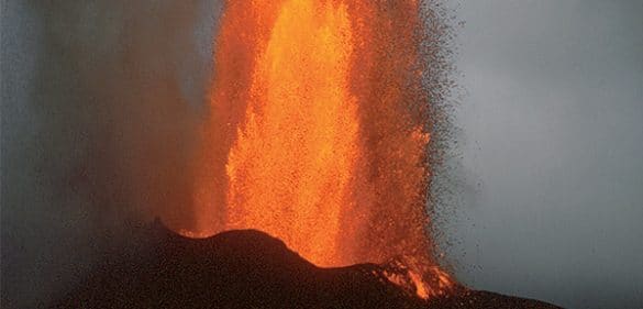 Exposition "En rouge et gris" au Parc Vulcania : photographies issues de la collection du couple de volcanologues français Krafft